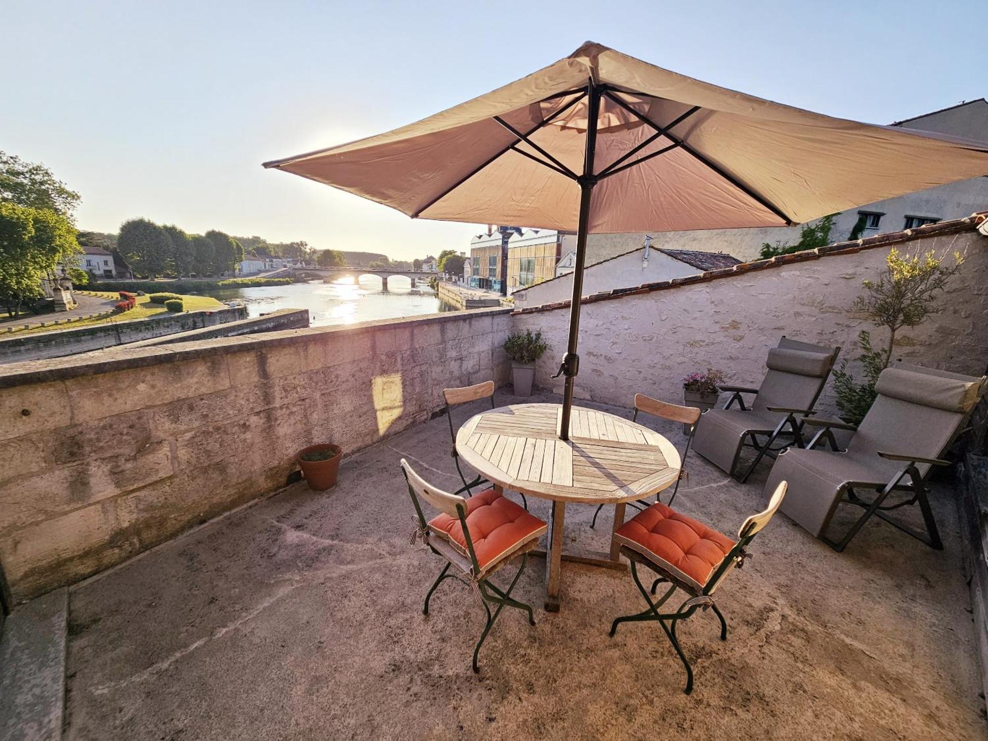 Апартаменты Quai 3 Loft Moderne Et Lumineux Les Pieds Dans L'Eau Жарнак Экстерьер фото