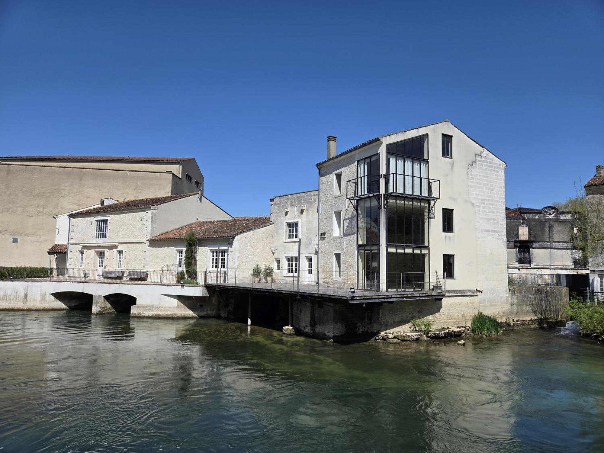Апартаменты Quai 3 Loft Moderne Et Lumineux Les Pieds Dans L'Eau Жарнак Экстерьер фото